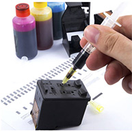 شخصی در حال شارژ یک کارتریج جوهرافشان_ عکس استفاده شده در سایت aloocartridge.com