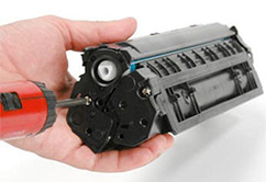 شخصی در حال تعمیر یک کارتریج لیزری_ عکس استفاده شده در سایت aloocartridge.com