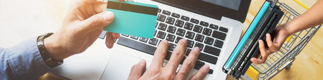 مفهوم خرید و فروش و تجارت آنلاین و یک کارتریج تونر در دست_ عکس استفاده شده در سایت aloocartridge.com