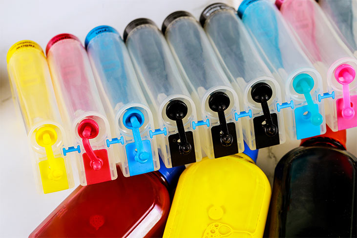 مخازن جوهر متصل به بطری هایی با رنگ های مختلف در یک ردیف_ عکس استفاده شده در سایت aloocartridge.com